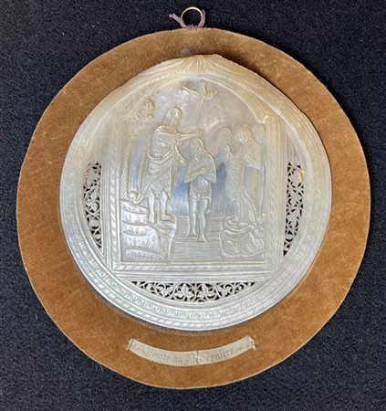 Placca in madreperla incisa e traforata a raffigurare il battesimo di Cristo a