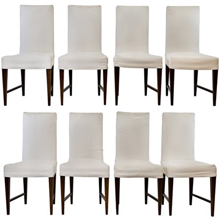 Gruppo di otto sedie in legno con gambe rastremate riunite da traverse, rivesti