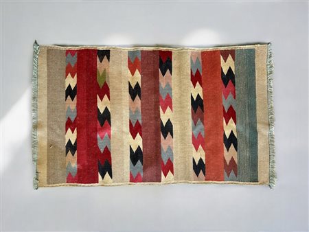 Tappeto a motivi geometrici su fondo rosso