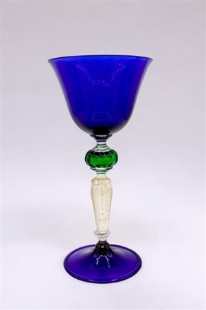 Calice in vetro di Murano blu con 
stelo in vetro pulegoso con nodo in verde
Alt. cm 19