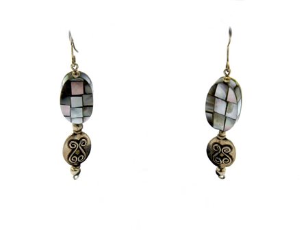 ORECCHINI PENDENTI CON OVALI DECORATI IN MADREPERLA lunghezza cm 7