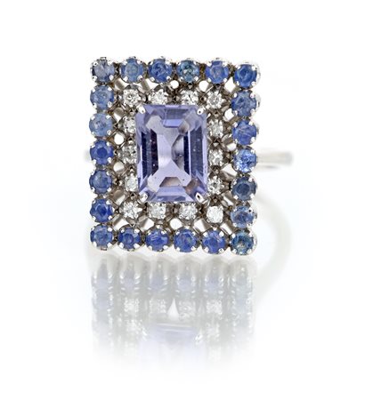 Anello in oro tormalina, zaffiri e brillanti Oro bianco 750/000. Peso...