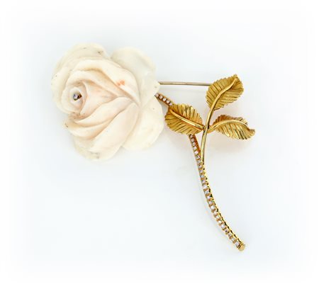 Grande spilla in oro brillanti e rosa in corallo Oro giallo 750/000. Peso...