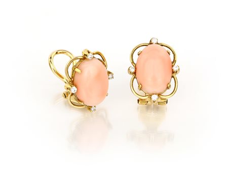 Coppia di orecchini in oro, corallo e brillanti Oro giallo 750/000. Peso...