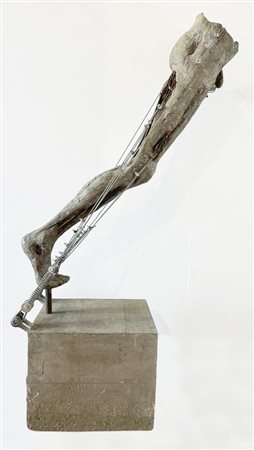 Sebastiano Trovato TENSIONI, 1968 cemento alluminoso e acciaio, cm 140x80x40...