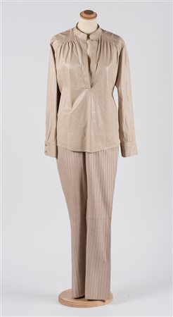Gucci 2002A ladies blouse and trouser outfit in lightweight, soft dusty pink...