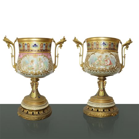 Elegante coppia di vasi in porcellana di Sevres, Napoleone III in metallo dorato Ormolu con smalti Champleve, France 19° secolo