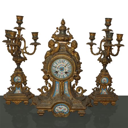 Trittico in bronzo dorato composto da orologio e due candelabri, 19° secolo