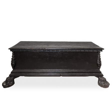 Cassapanca in legno di noce con piedi leonini dentellatura al sottopiano e colonne a rocchetto ai lati, 17° secolo