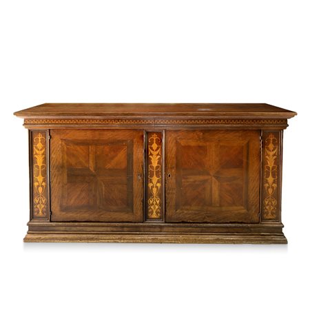 Servante in legno di noce due cassetti sottopiano, piano in noce a becco di civetta, due sportelli alla base con intarsi in legni chiari ai lati alla base cornice a scalare, Italy 20° secolo