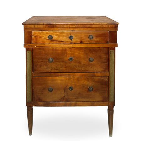 Comodino Direttorio in noce a tre cassetti con borchie in metallo