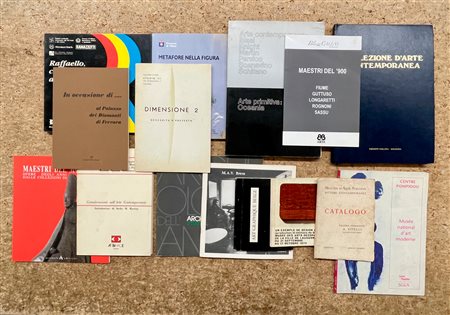 COLLETTIVE D'ARTE MODERNA E CONTEMPORANEA - Scatola contenente numerosi cataloghi