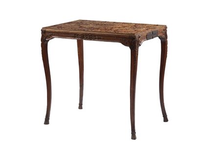 Tavolo ''da viaggio'' in rovere con fasce e gambe mosse intagliate a cartouches