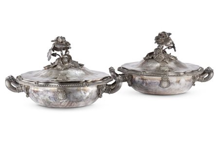 Coppia di legumiere biansate con coperchio in argento a bordo mosso e profilo c