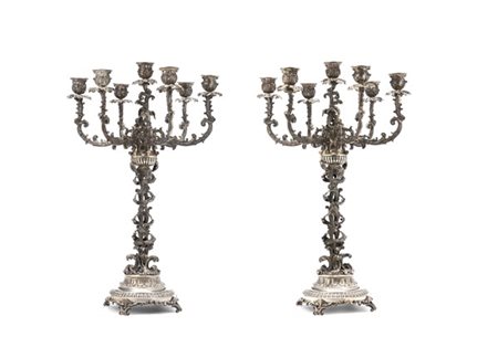Coppia di candelabri a cinque fiamme in argento con reggi candele sagomati e de