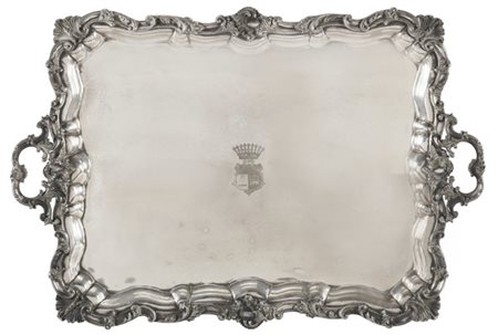 Grande vassoio biansato in argento a profilo mistilineo e decorato da volute e