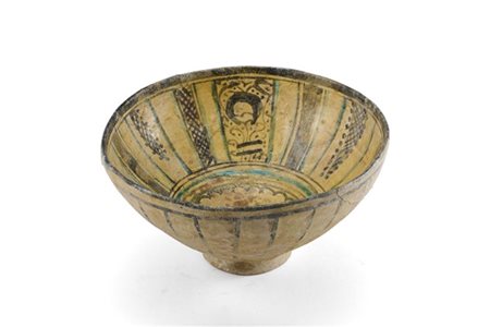 Manifattura persiana, secolo XII-XIII. Coppa in terracotta dipinta in policromi