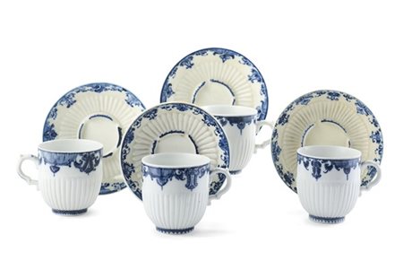 Manifattura di Saint Cloud, secolo XVIII. Quattro tazze con piattino "trembleus