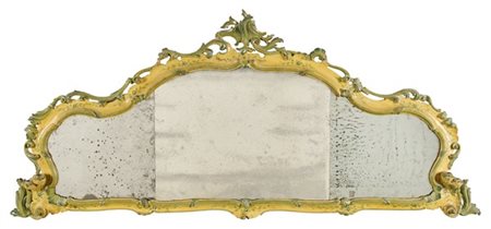 Caminiera in legno intagliato, dipinto e laccato di forma sagomata con cornice