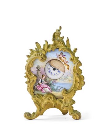 Piccolo orologio a cavalletto in bronzo dorato e smalti policromi. La mostra pr