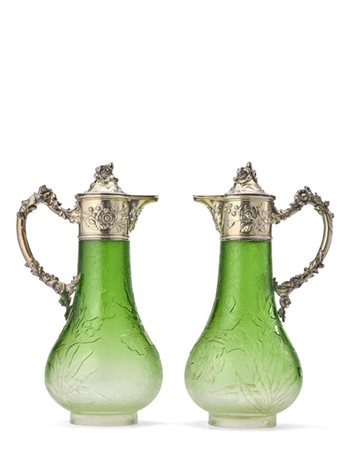 Coppia di caraffe in vetro molato verde a fiori e foglie, con collo, ansa e cop