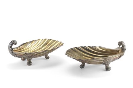 Coppia di ciotole a valva di conchiglia in argento e vermeille, piedi e ansa co