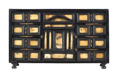 Monetiere in legno ebanizzato con fronte ad otto cassetti e anta centrale di im