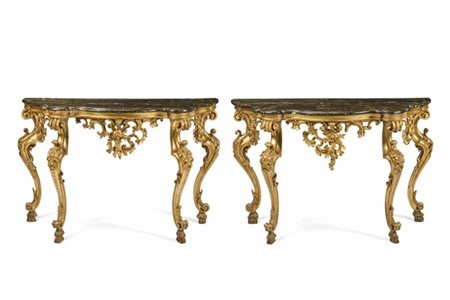 Coppia di console in legno intagliato e dorato, grembiali traforati a volute e