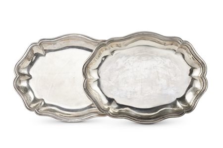 Due vassoietti in argento con bordo rialzato e profili polilobato e scanalato,