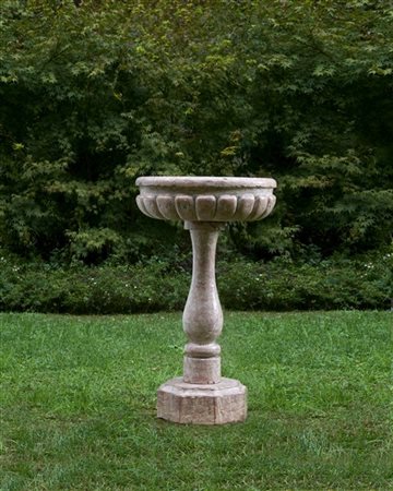 Pila dell'acqua santa in marmo rosa con vasca circolare baccellata su sostegno