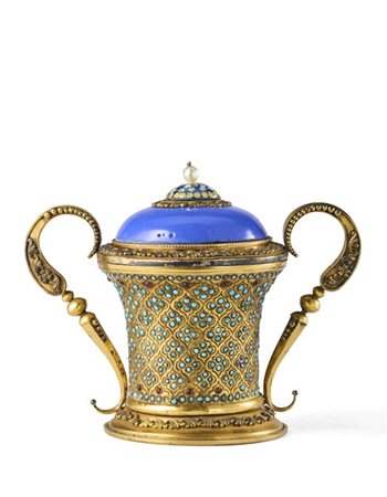 Coppa biansata con coperchio in vermeille e smalti, corpo decorato da applicazi
