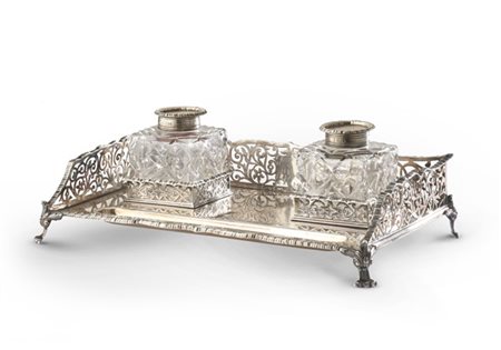 Calamaio in argento con doppio flacone in vetro molato, di forma rettangolare c