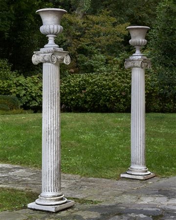 Coppia di vasi medicei in marmo bianco con base quadrata (h. cm 45) su colonne