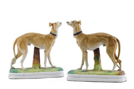 Manifattura francese (?) secolo XIX-XX. Coppia di levrieri in biscuit dipinto i