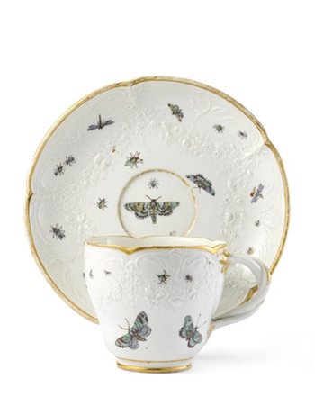 Manifattura di Nymphenburg, secolo XVIII. Tazzina con piattino in porcellana bi