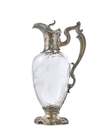 Versatoio in vetro inciso a fiori con collo, ansa e base in argento decorato a