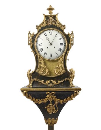 Pendola del tipo Cartel con mensola in legno laccato e fregi dorati. Quadrante