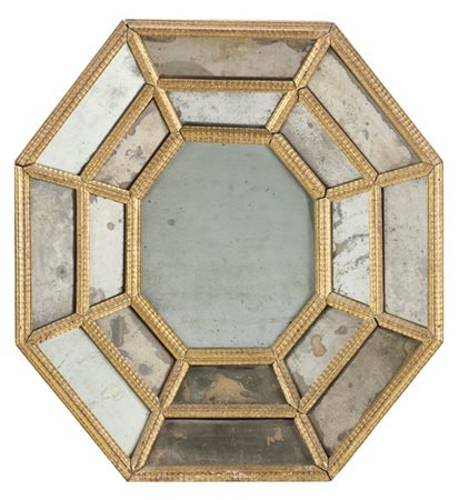 Specchiera ottagonale a doppio ordine con profili in legno intagliato guillochè