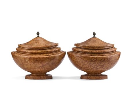 Coppia di urne con coperchio in legno dipinto a finto marmo rosso, prese a pign