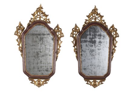Coppia di specchiere in legno intagliato, dipinto e dorato con cornice sagomata