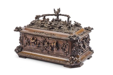 Arte della Foresta Nera, secolo XIX. Cofanetto in legno scolpito con decoro a f