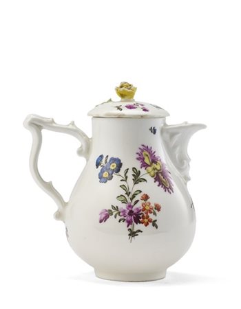 Manifattura di Vienna, 1750- 1760 circa. Caffettiera piriforme in porcellana po