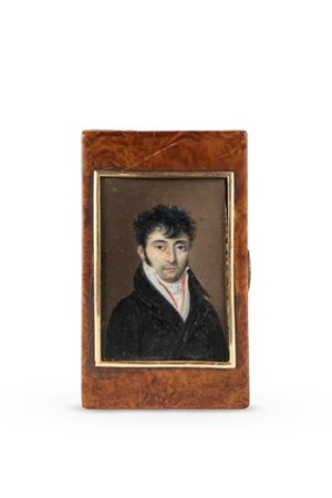 Arte del secolo XIX. Tabacchiera in radica con interno in oro e tartaruga, cope