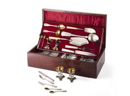 Servizio di posate in argento composto da dodici forchette, dodici cucchiai, do