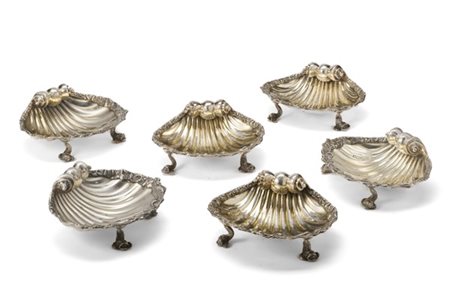 Sei ciotole in argento a valva di conchiglia con tre sostegni in forma di delfi