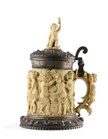 Tankard in avorio con montatura in argento sbalzato a foglie, frutti e inserti