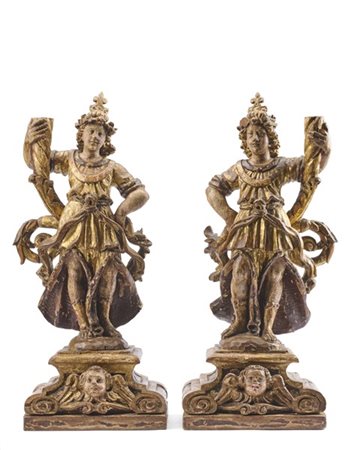Scultore del secolo XVII. Coppia di figure reggicero in legno intagliato e dora