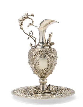 Acquamanile e piatto in argento sbalzato a volute fiorite e motivi rocaille di