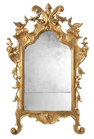 Specchiera in legno intagliato, inciso e dorato con decoro a volute fogliate, c