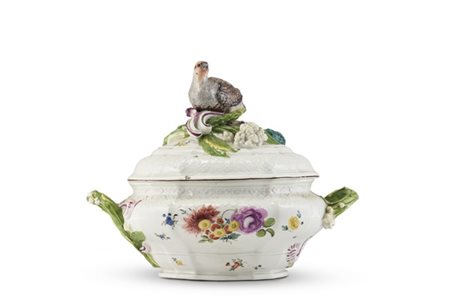 Manifattura di Meissen, secolo XVIII. Zuppiera biansata in porcellana dipinta i